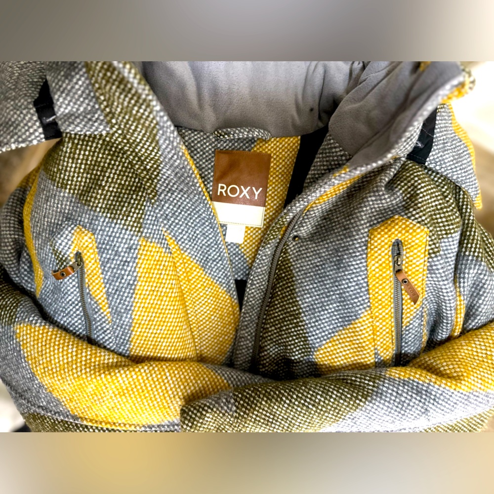 Roxy snow jacket , size large , yellow, brown and blue colors. Very thick